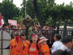 demo-naik-pagar-balai-kota.jpg