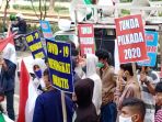 demo-penundaan-pilkada-2020-ditengah-covid-19_20200911_120556.jpg