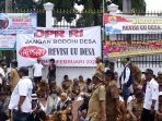 demo-perangkat-desa-tuntut-revisi-uu-desa_20240131_174457.jpg