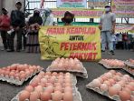 demo-peternak-ayam-di-depan-gedung-dpr-ri_20211011_155451.jpg