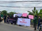demo-tolak-bongkar-makam-vanessa.jpg