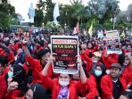 demo-tolak-omnibus-law-uu-cipta-kerja-di-depan-gedung-grahadi_20201021_013139.jpg