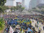 demo-tolak-uu-cipta-kerja-kawasan-patung-kuda-jakarta-pusat-selasa.jpg