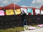 demo-tuntut-wali-kota-blitar-menyerahkan-diri_20180608_124048.jpg