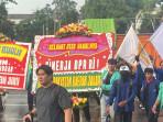 Gelombang Demo Mahasiswa di DPR RI Bertambah, Karangan Bunga Kritik DPR dan Pemerintah Bermunculan