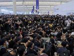 demonstran-anti-pemerintah-yang-berkumpul-di-bandara-internasional-hong-kong.jpg