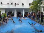 demonstran-berenang-di-kolam-renang-di-kediaman-presiden-sri-lanka.jpg