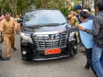 demonstran-cegat-mobil-dinas-gubernur-aceh_20170320_161927.jpg