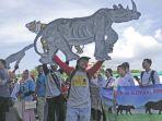 demonstran-mengangkat-gambar-badak.jpg