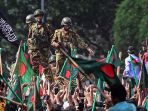 demonstran-yang-marah-serbu-istana-perdana-menteri-bangladesh_20240806_083723.jpg