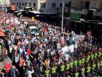 demonstran-yordania-di-amman-membawa-bendera-palestina.jpg