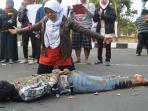 demonstrasi-menolak-penambangan-liar-lumajang-di-depan-mapolda-jatim_20150929_000426.jpg