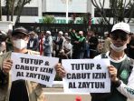demonstrasi-tuntut-penutupan-ponpes-al-zaytun_20230626_160924.jpg
