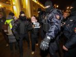 demonstrasi-warga-rusia-tolak-invasi-ke-ukraina_20220225_192847.jpg