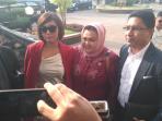 denada-bersama-mama-setelah-persidangan_20151026_223933.jpg