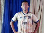 dendi-santoso-jersey-third-arema-fc.jpg