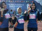 dengan-menempuh-jarak-5-kilometer-tiga-wanita-ini-berhasil-menyentuh-garis-finish.jpg