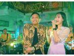 denny-caknan-feat-yeni-inka-saat-menyanyikan-lagu-madiun-ngawi.jpg