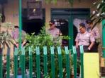 densus-88-dan-polres-sumedang-geledah-rumah-dadang_20160211_140713.jpg