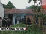 densus-88-gerebek-rumah-teroris-purwakarta-di-padalarang-1_20161225_222434.jpg