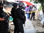 densus-88-tangkap-5-terduga-teroris-di-bandung_20170815_213255.jpg