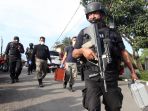 densus-88-tangkap-5-terduga-teroris-di-bandung_20170815_213726.jpg
