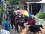 densus-jemput-istri-terduga-teroris_20161211_150336.jpg