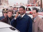 denzel-washington-annette-bening-dan-tony-shalhoub-dalam-film-the-siege-1998.jpg