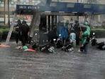 depan-plaza-senayan-banjir.jpg