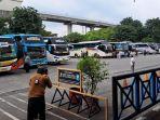 deretan-bus-di-terminal-kampung-rambutan-jakarta-timur-jelang-arus-mudik-lebaran-2024.jpg