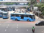 deretan-bus-transjakarta-antri-di-helte-sentra-harmoni_20200408_153740.jpg