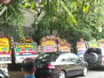 deretan-karangan-bunga-di-kediaman-orangtua-adrianto-djokosoeton_20161112_151034.jpg