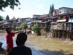 deretan-rumah-kumuh-di-bantaran-kali-ciliwung_20200930_163304.jpg