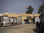 deretan-truk-pembawa-bantuan-terhenti-di-sisi-mesir-pada-perbatasan-rafah.jpg