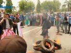 desak-jokowi-jk-turun-mahasiswa-demo-di-pt-cpi-rumbai_20150328_165404.jpg