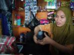 desi-26-menunjukkan-botol-sambal-saat-menjaga-toko-kelontong-usai-viral.jpg