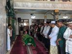 desmond-j-mahesa-disalatkan-di-masjid-jami-nurul-falah.jpg