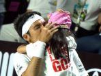 desta-dipeluk-putrinya-setelah-kalah-bermain-tenis.jpg