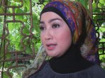 desy-ratnasari-hadiri-perayaan-hut-rahayu-saraswati_20160204_134818.jpg