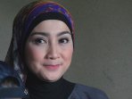 desy-ratnasari-hadiri-perayaan-hut-rahayu-saraswati_20160204_135052.jpg