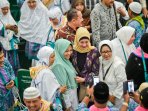 desy-ratnasari-ikut-lepas-calhaj-kloter-i-embarkasi-banda-aceh_20150909_215054.jpg