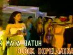 desy-ratnasari-tenda-biru.jpg