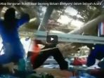 detik-detik-atap-bangunan-roboh-saat-seorang-biduan-bernyanyi_20170726_112440.jpg