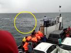 detik-detik-diduga-korban-km-sinar-bangun-berjuang-raih-pelampung-dari-kapal-penolong_20180619_000834.jpg