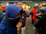 detik-detik-evakuasi-pendaki-dari-blitar-yang-tersesat-di-gunung-kelud_20171109_123808.jpg