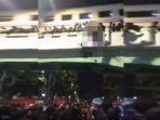 detik-detik-insiden-viaduk-kereta-api-di-surabaya.jpg