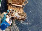detik-detik-kapal-pelni-selamatkan-nelayan-asal-manado-yang-terapung-12-hari-di-tengah-laut.jpg