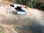 detik-detik-mitsubishi-strada-bupati-mateng-hanyut-di-sungai.jpg