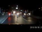 detik-detik-pemotor-arogan-memukul-spion-mobil.jpg
