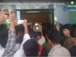 detik-detik-pendemo-terobos-kantor-dinas-pendidikan-dan-kebudayaan-sulbar_20181023_133005.jpg